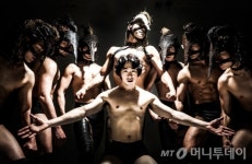 40주년 맞은 전라연극 에쿠우스, 올해는 속옷입는 이유?
