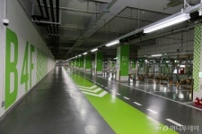 텅빈 롯데월드몰 주차장..입점상인 서울시에 요금인하 요구