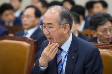 이덕훈 황제출장 논란에…출장 줄이겠다