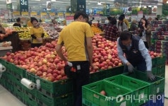 마트 알바 3시간 뛴 박원순 시장, 땀나네요