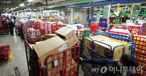 우편물 줄고 비정규직 뽑고 급식비 못주고…집배원의 눈물