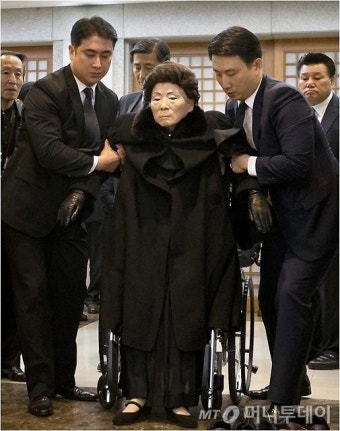 [사진]故김영삼 빈소 찾은 부인 손명순 여사