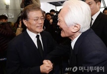 [사진]문재인 대표 손 잡고 오열하는 최형우 전 내무장관