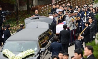 YS 영결식 시작하자 거세진 눈발…눈감은 손명순 여사