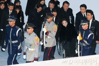 [사진]운구행렬 따르는 손명순 여사