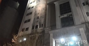 강남 15층 아파트서 화재…주민 70여명 대피 소동