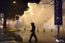 베이징 창안제 난방 수도관 폭발…물 수십 미터 치솟아