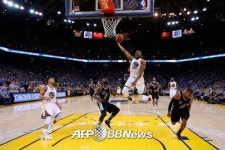 커리 37득점 골든스테이트, 샌안토니오에 30점차 대승