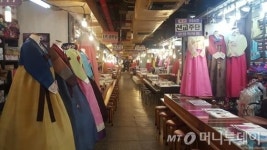 설 대목은 옛말 한복 찾는 고객 뚝…광장시장 한복거리 울상