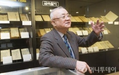 아파트 쓰레기통 뒤지며 60년간 10만 고서 모은 이 사람