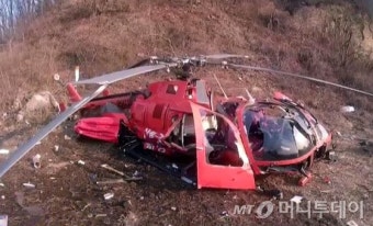 산불 진화 중 헬기 추락…조종사 1명 사망
