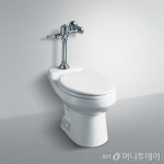 공중화장실 물내리기 손vs발…당신의 선택은?