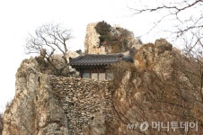 [이호준의 길위의 편지] 달마산이 품은 두 절, 미황사와 도솔암