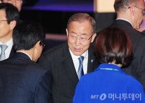 반기문, TK로…1박2일간 일산·안동·경주 광폭 행보