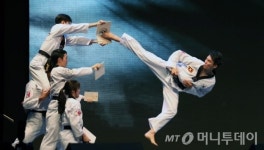 朴 대통령 순방지 우간다, 태권도 시범에 후끈