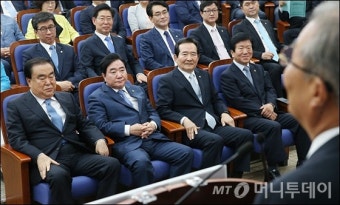 [사진]김종인 대표 인사말 듣는 20대 국회의장 후보들