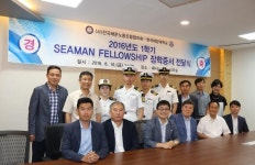 전국해운노조, 한국해양대에 장학금 전달