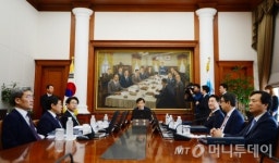 1.25% 최저금리 선택한 금통위…‘가계부채 관리’ 역설