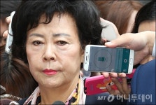 [사진]신영자 무슨 말을 해야할까...