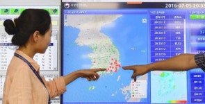 지진난지 17분 지나 재난문자…방송보라는 말만