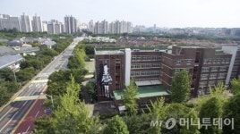 초등학교 벽에 그린 브라질 예술가의 소통의 벽