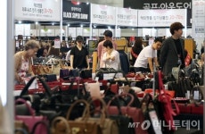 [사진]가방 고르는 고객들