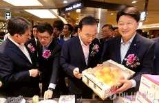 [사진]농특산물 살펴보는 최창식 중구청장