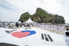 광복 71주년 맞아 독도서 태권도 퍼포먼스 펼쳐