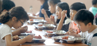 새얼시스템위탁급식소 | "학교급식 개선하려면 '1학교 1영양교사' 시스템 구축해야"