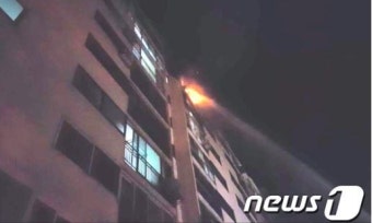 밀양 아파트 9층 화재…1명 사망, 10여명 대피