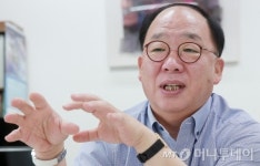 24년 화장품 한우물…권오섭 L&P코스메틱 대표는 누구?