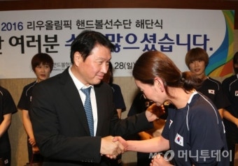 최태원, 핸드볼선수단에  
