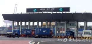 [사진]작업차량 드나드는 한진 컨테이너터미널