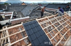 [사진]전통기와 대신 강판기와