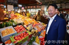 코리아페스타 세일 첫 날, 동대문 간 부총리(상보)