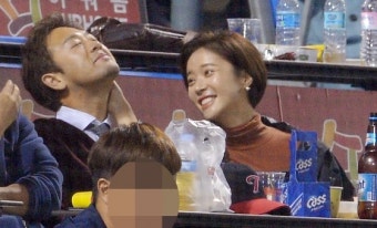 황정음·이영돈 부부, LG 응원?…달달한 야구장 데이트 포착