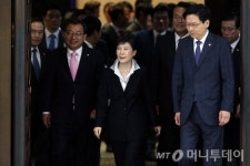 개헌에 野 일부 박수, 국당은 회의장서 대응논의