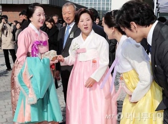 [사진]결혼식 참석한 노현정 현대家 며느리