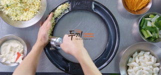 두끼떡볶이, 소비자 원하는대로..DIY방식 떡볶이 선보여