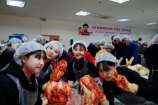 강릉영동대, 사랑의 김장나눔 봉사 펼쳐