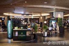 르네휘테르, 파르나스몰 센트럴 라운지 팝업스토어 오픈