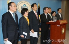 [사진]朴대통령 퇴진촉구 결의안 발표하는 국민의당