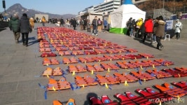 [사진]광화문 광장을 덮은 구명조끼 304개