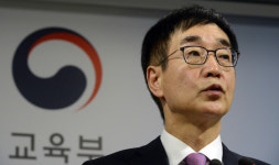 역사교과서 운명, 1년 유예 결정 의미는