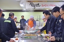 (주)한울에프앤에스근로복지공단안산병원직원식당 | 제종길 안산시장, 새해 첫 출근 날 직원들 배식 봉사