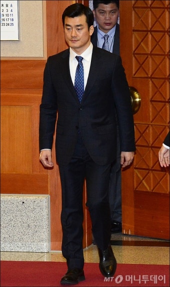 [사진]헌재 증인 출석하는 이영선 청와대 행정관
