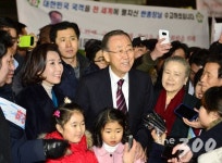 [현장+]요란하게 들어와 조용히 떠난 반기문, 달랐던 집앞 풍경