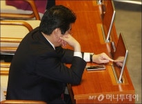 [사진]생각에 잠긴 강석호 의원