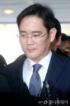 [사진]이재용 부회장, 말 없이 법원 출석