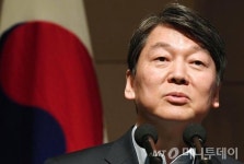 [사진]축사하는 안철수 전 대표